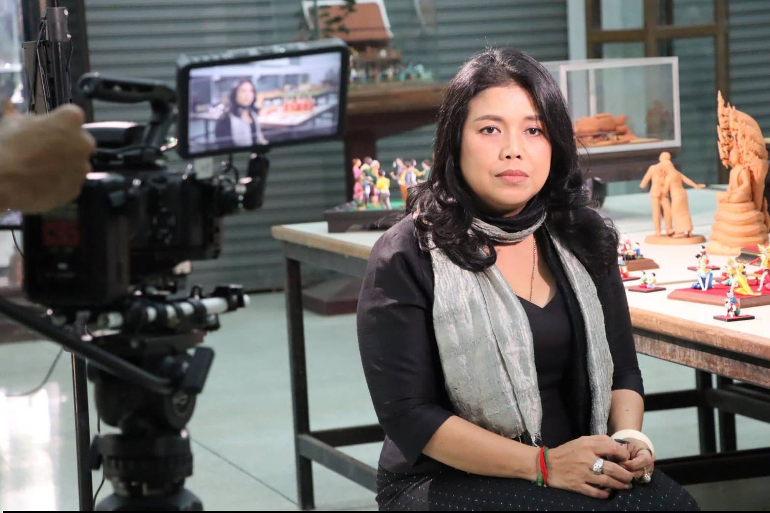 title - เลขาธิการ ส.ป.ก. บันทึกเทปให้สัมภาษณ์กิจกรรมการดำเนินงานผลสำเร็จของศูนย์ศิลปาชีพบางไทรฯ ณ ศูนย์ส่งเสริมและพัฒนาอาชีพเสริมนอกภาคการเกษตร